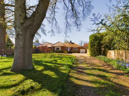 3 bedroom Bungalow for sale in Barn Lane, Oakley, RG23