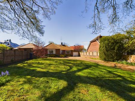 3 bedroom Bungalow for sale in Barn Lane, Oakley, RG23