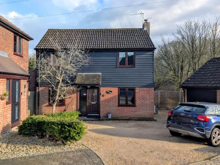 Broadhurst Grove, Lychpit, Basingstoke, RG24