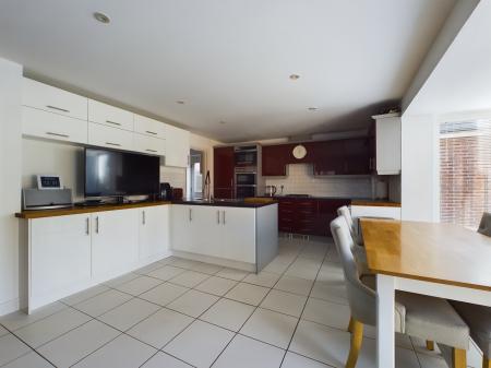 4 bedroom Detached house for sale in Cleeve Road, Basingstoke, RG24
