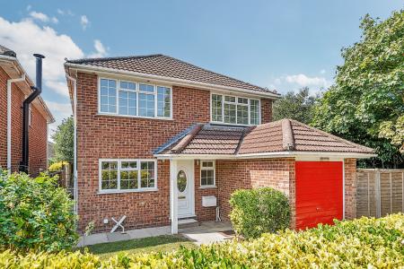 4 bedroom Detached house for sale in Cumberland Avenue, Basingstoke, RG22