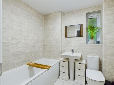 4 bedroom End of terrace house for sale in Divot Way, Basingstoke, RG24