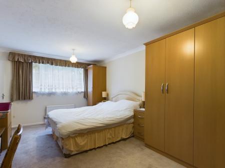 4 bedroom Detached house for sale in Dove Close, Kempshott, Basingstoke, RG22