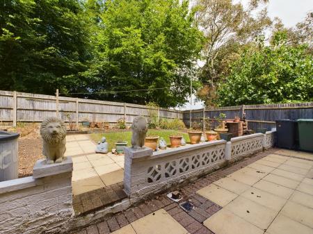 4 bedroom Detached house for sale in Dove Close, Kempshott, Basingstoke, RG22