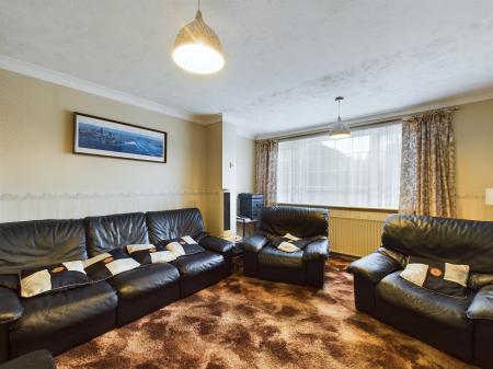 4 bedroom Detached house for sale in Dove Close, Kempshott, Basingstoke, RG22