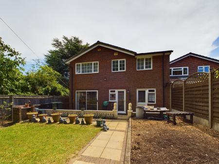 4 bedroom Detached house for sale in Dove Close, Kempshott, Basingstoke, RG22