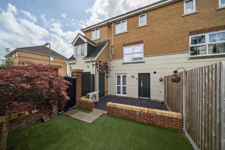 5 bedroom Town house for sale in Ferndown Close, Beggarwood, Basingstoke, RG22