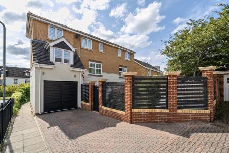 5 bedroom Town house for sale in Ferndown Close, Beggarwood, Basingstoke, RG22