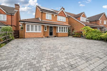 4 bedroom Detached house for sale in Kempshott Grove, Basingstoke, RG22