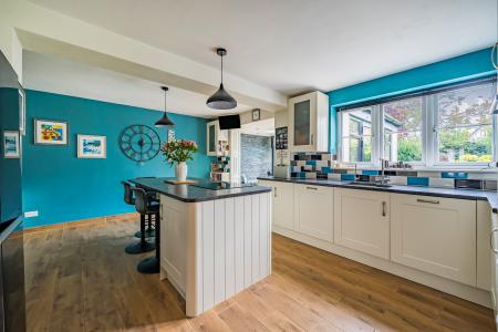 4 bedroom Detached house for sale in Kempshott Grove, Basingstoke, RG22
