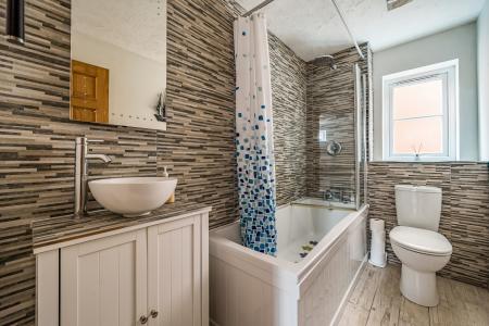 4 bedroom Detached house for sale in Kempshott Grove, Basingstoke, RG22