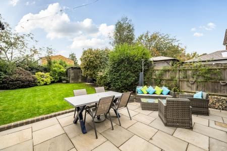 4 bedroom Detached house for sale in Kempshott Grove, Basingstoke, RG22