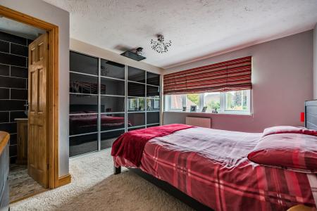 4 bedroom Detached house for sale in Kempshott Grove, Basingstoke, RG22