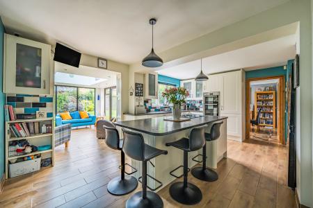 4 bedroom Detached house for sale in Kempshott Grove, Basingstoke, RG22