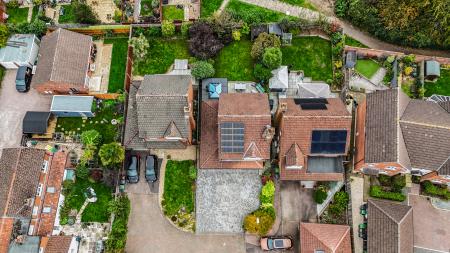 4 bedroom Detached house for sale in Kempshott Grove, Basingstoke, RG22