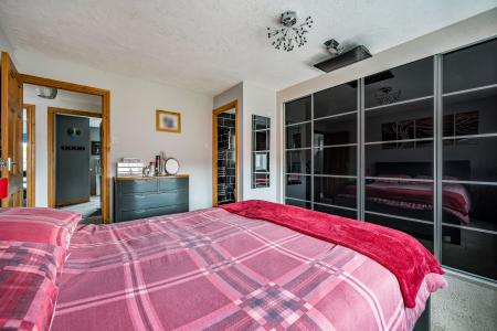 4 bedroom Detached house for sale in Kempshott Grove, Basingstoke, RG22