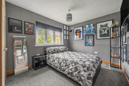 4 bedroom Detached house for sale in Kempshott Grove, Basingstoke, RG22