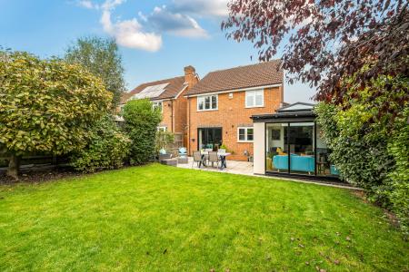 4 bedroom Detached house for sale in Kempshott Grove, Basingstoke, RG22