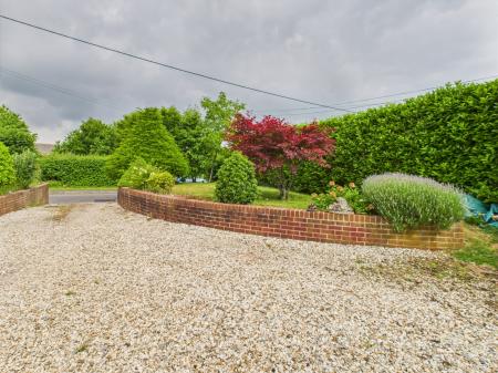 4 bedroom Bungalow for sale in Old Kempshott Lane, Basingstoke, RG22