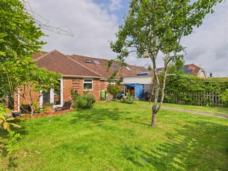 4 bedroom Bungalow for sale in Old Kempshott Lane, Basingstoke, RG22