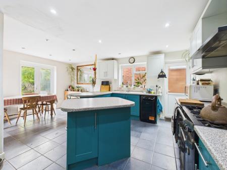 4 bedroom Bungalow for sale in Old Kempshott Lane, Basingstoke, RG22