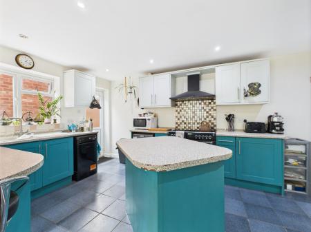 4 bedroom Bungalow for sale in Old Kempshott Lane, Basingstoke, RG22