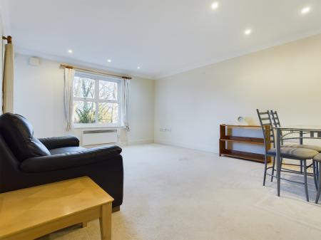 2 bedroom Flat for sale in Russell Road, Cranbourne, Basingstoke, RG21