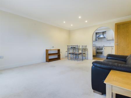 2 bedroom Flat for sale in Russell Road, Cranbourne, Basingstoke, RG21