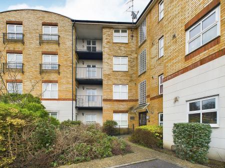 2 bedroom Flat for sale in Russell Road, Cranbourne, Basingstoke, RG21