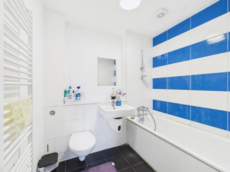 2 bedroom Flat for sale in Skyline Plaza, Alencon Link, Basingstoke, RG21