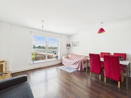 2 bedroom Flat for sale in Skyline Plaza, Alencon Link, Basingstoke, RG21