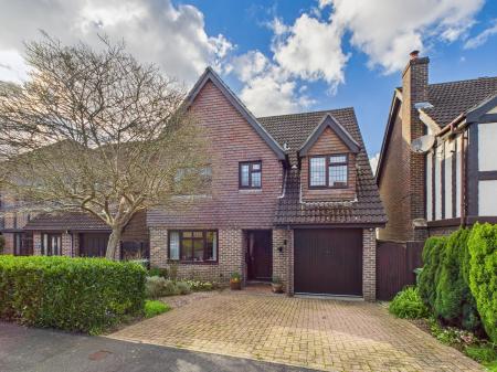 4 bedroom Detached house for sale in Solent Drive, Hatch Warren, Basingstoke, RG22