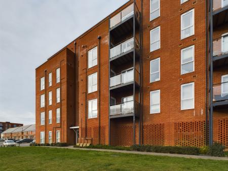 1 bedroom Flat for sale in Strong Drive, Chapel Gate, Basingstoke, RG21