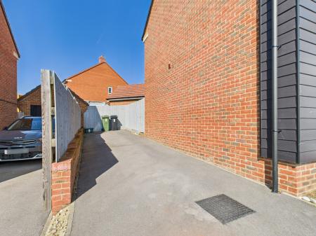 3 bedroom Detached house for sale in Tubb Way, Marnel Park, Basingstoke, RG24