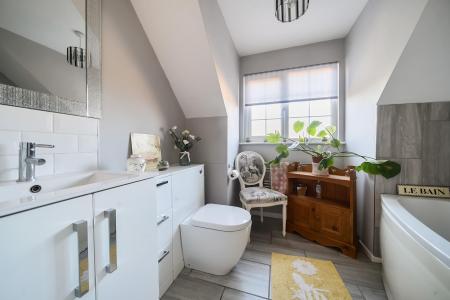 5 bedroom Detached house for sale in Western Way, Basingstoke, RG22