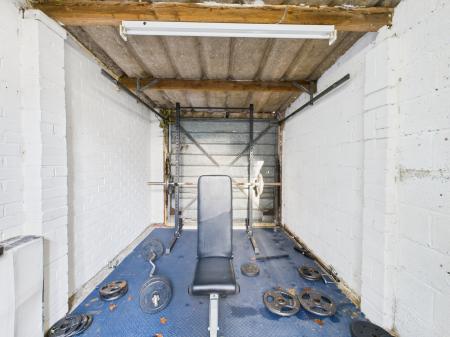 2 bedroom Flat for sale in White House Close, Basingstoke, RG22