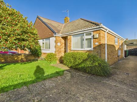 2 bedroom Bungalow for sale in High Drive, Berg Estate, Basingstoke, RG22