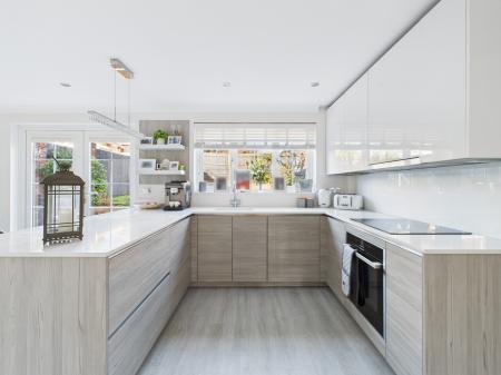 4 bedroom Detached house for sale in Saffron Close, Chineham, Basingstoke, RG24