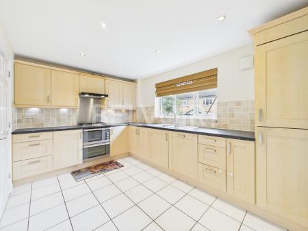 4 bedroom Detached house to let in Dorset Crescent, Worting, Basingstoke, RG22