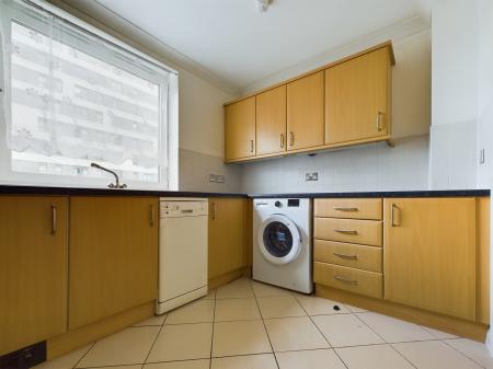 2 bedroom Flat to let in Crown Heights, Alencon Link, Basingstoke, RG21