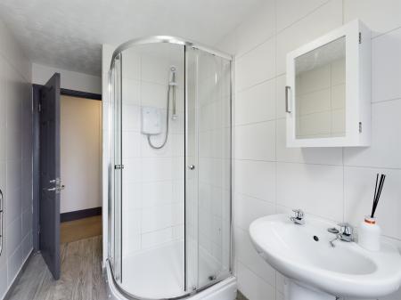 2 bedroom Flat to let in Winton Square, Town Centre, Basingstoke, RG21