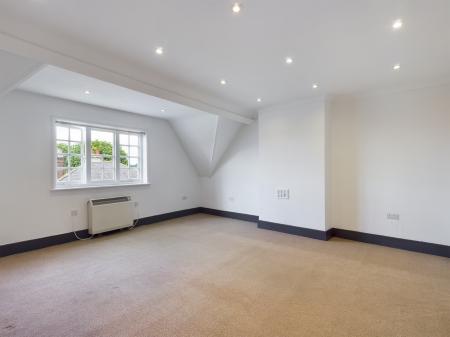 2 bedroom Flat to let in Winton Square, Town Centre, Basingstoke, RG21