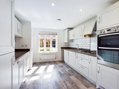 4 bedroom Detached house to let in Longwood Copse Lane, Beggarwood, Basingstoke, RG23
