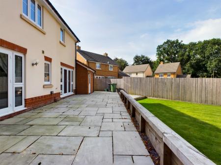 4 bedroom Detached house to let in Longwood Copse Lane, Beggarwood, Basingstoke, RG23