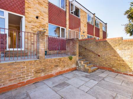 3 bedroom Terraced House to let in Ribble Way, Riverdene, Basingstoke, RG21
