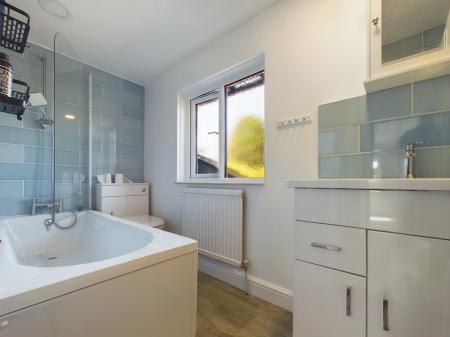 4 bedroom Semi-detached house to let in Grove Road, Black Dam, Basingstoke, RG21