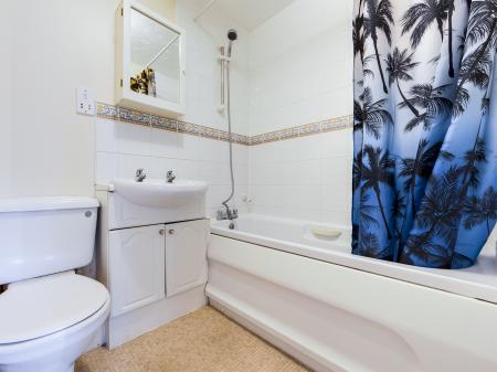 2 bedroom Flat to let in Regent Court, Norn Hill, Basingstoke, RG21