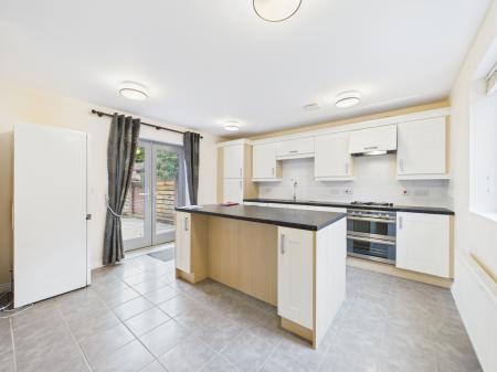 5 bedroom Detached house to let in Mailing Way, Limes Park, Basingstoke, RG24