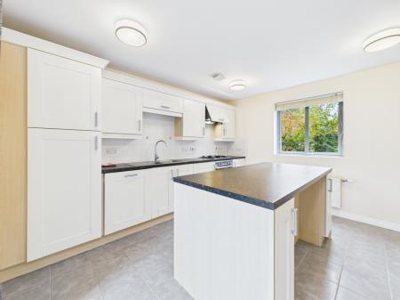 5 bedroom Detached house to let in Mailing Way, Limes Park, Basingstoke, RG24