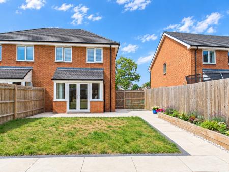 3 bedroom Semi-detached house for sale in Deanlands Farm Way, Hook, RG27